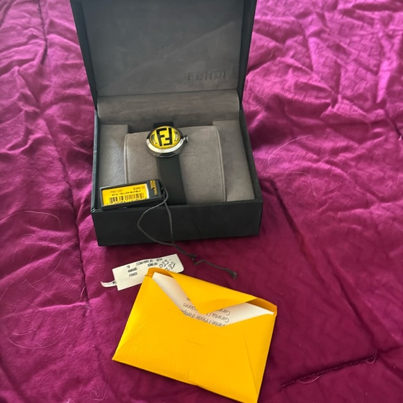 Fendi Accessories - Fendi Bussola Bubble Watch - Yellow -
8010L / F801251
Stainless steel 27mm